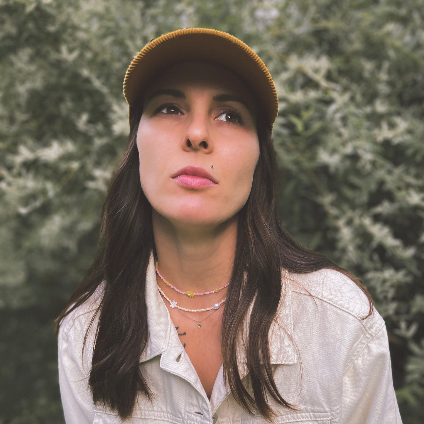 Women necklace with yellow mother-of-pearl flowers, semi-precious quartz beads, and delicate pink glass beads