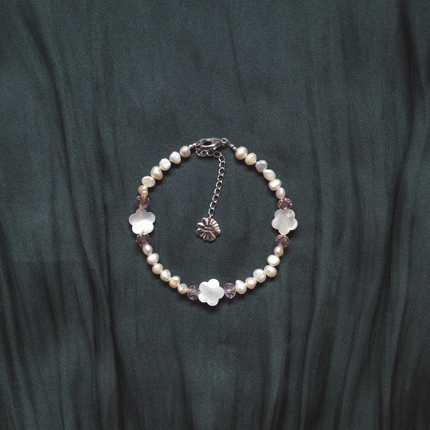 Bracelet avec perles d'eau douce baroque, perles de cristal rose et fleurs nacrées