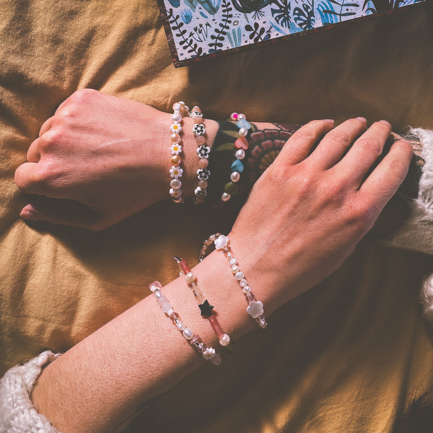 Semi-precious pearl bracelet with pink accent and white flowers