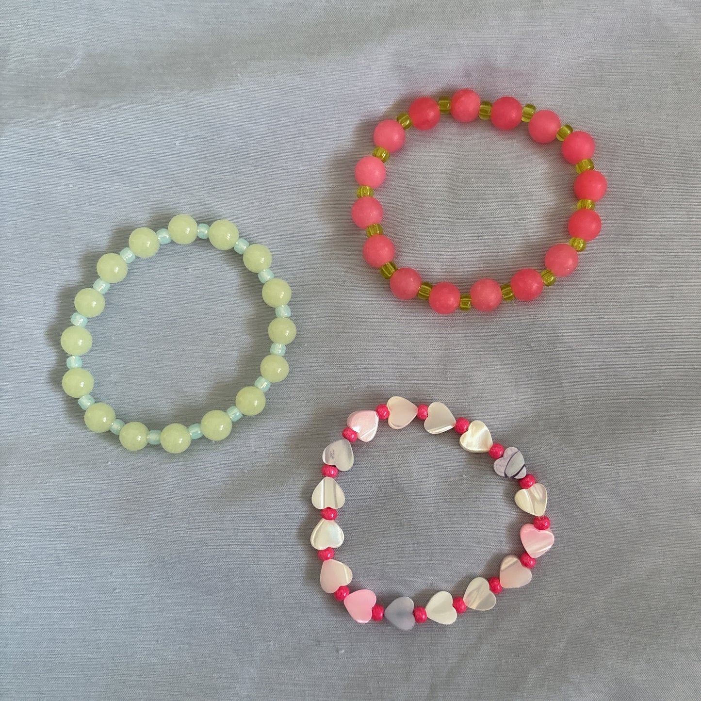 Bracelet with freshwater pearls, yellow quartz and black millefiori flowers