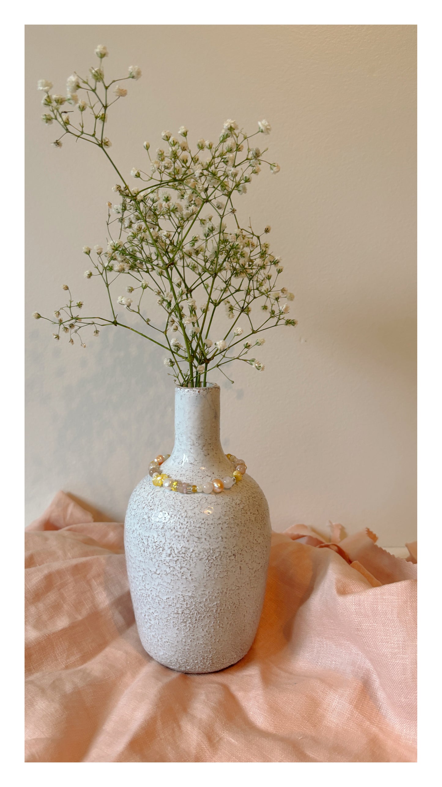 Semi-precious pearl bracelet with pink accent and white flowers