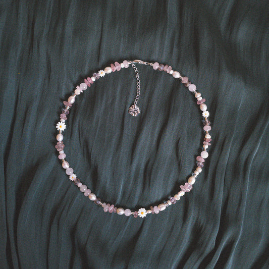 Collier de perles semi-précieuses accent rose et fleurs blanches