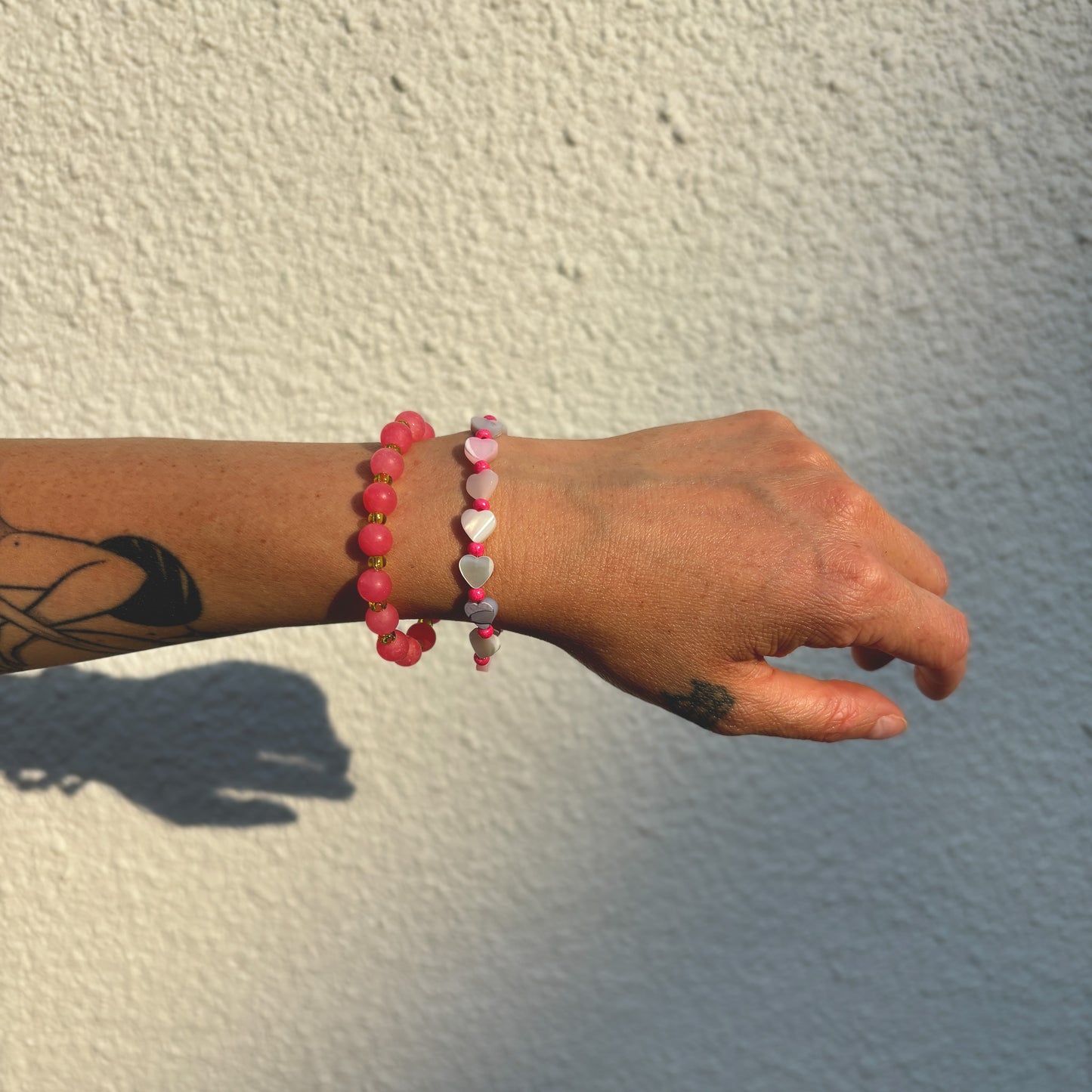 Bracelet avec perles de nacre en forme de coeur et perles en verre framboise