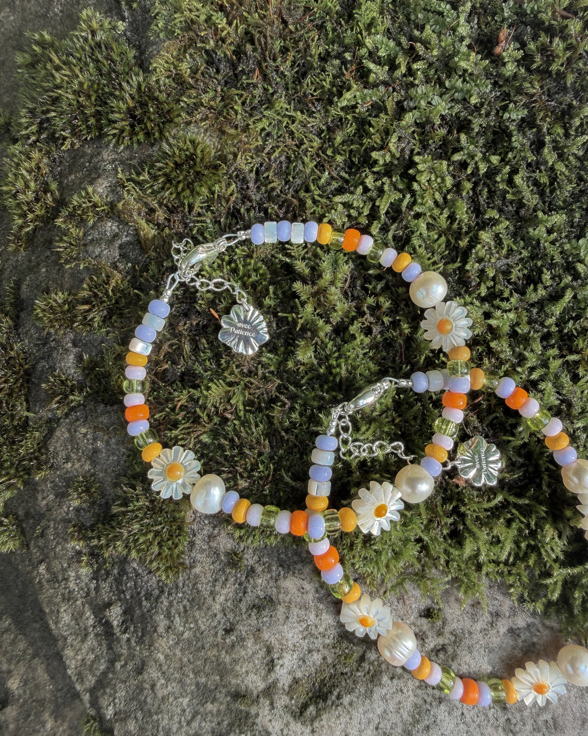 Semi-precious pearl bracelet with pink accent and white flowers