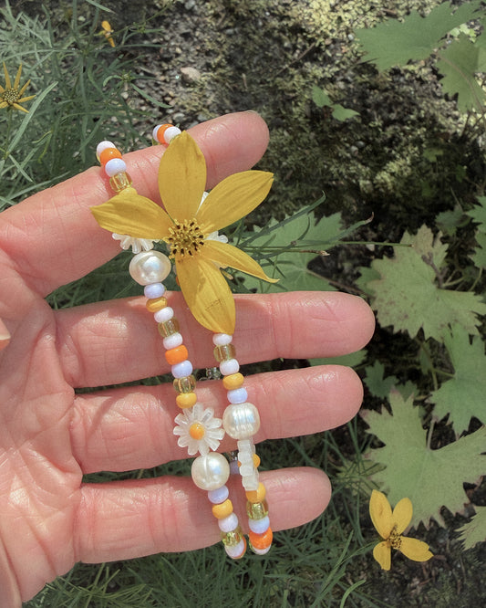 Semi-precious pearl bracelet with pink accent and white flowers