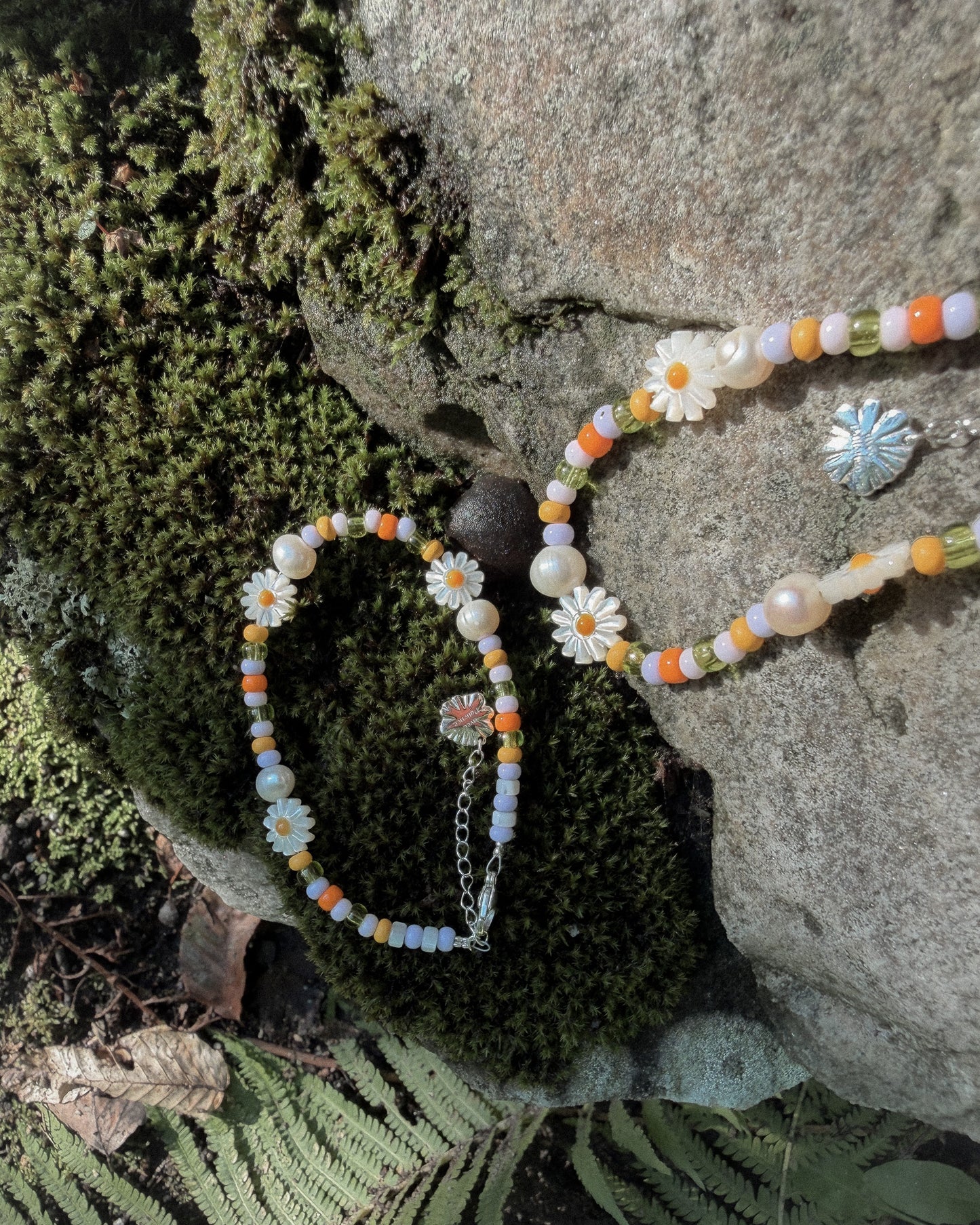 Semi-precious pearl bracelet with pink accent and white flowers