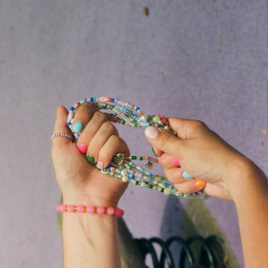 Bracelet with freshwater pearls, yellow quartz and black millefiori flowers 